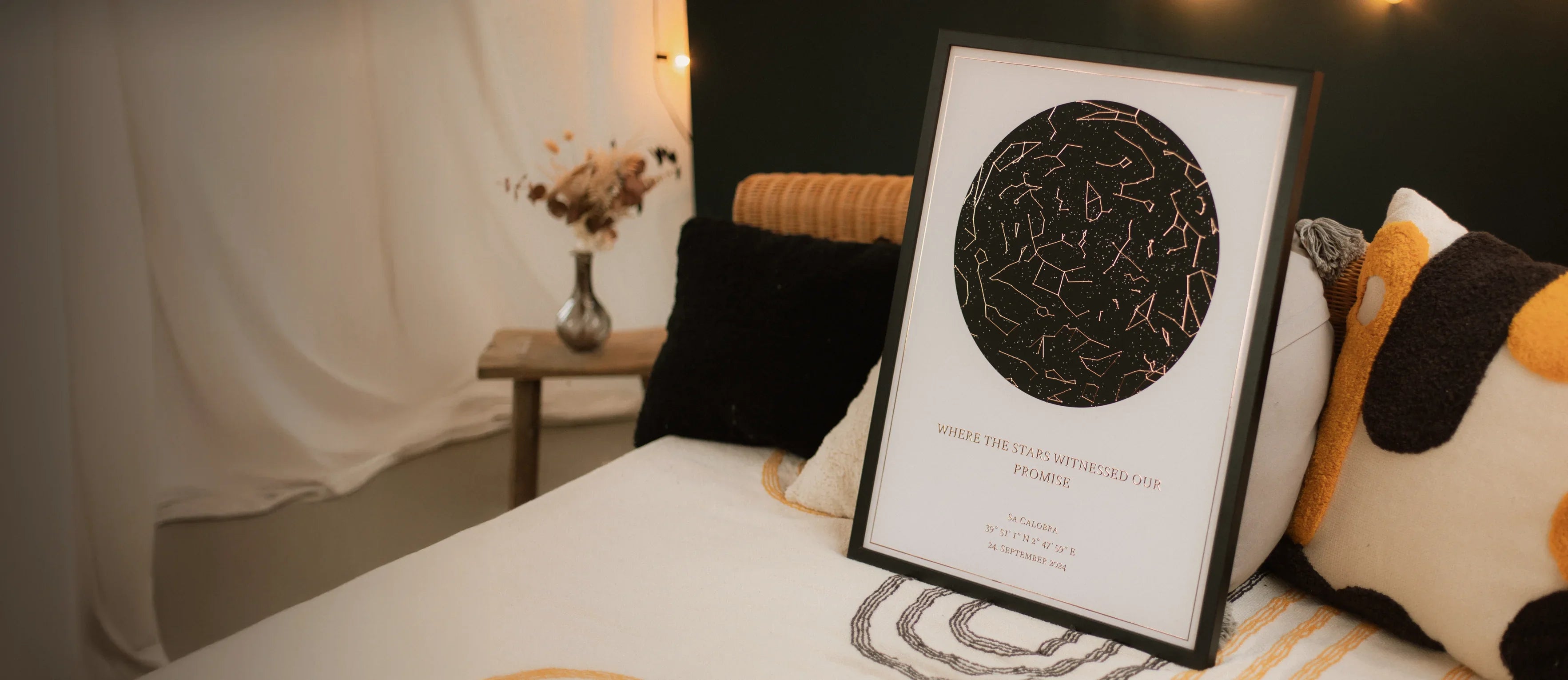 Gerahmtes personalisiertes Sternenkarten-Poster als Teil einer ruhigen, minimalistischen Schlafzimmergestaltung