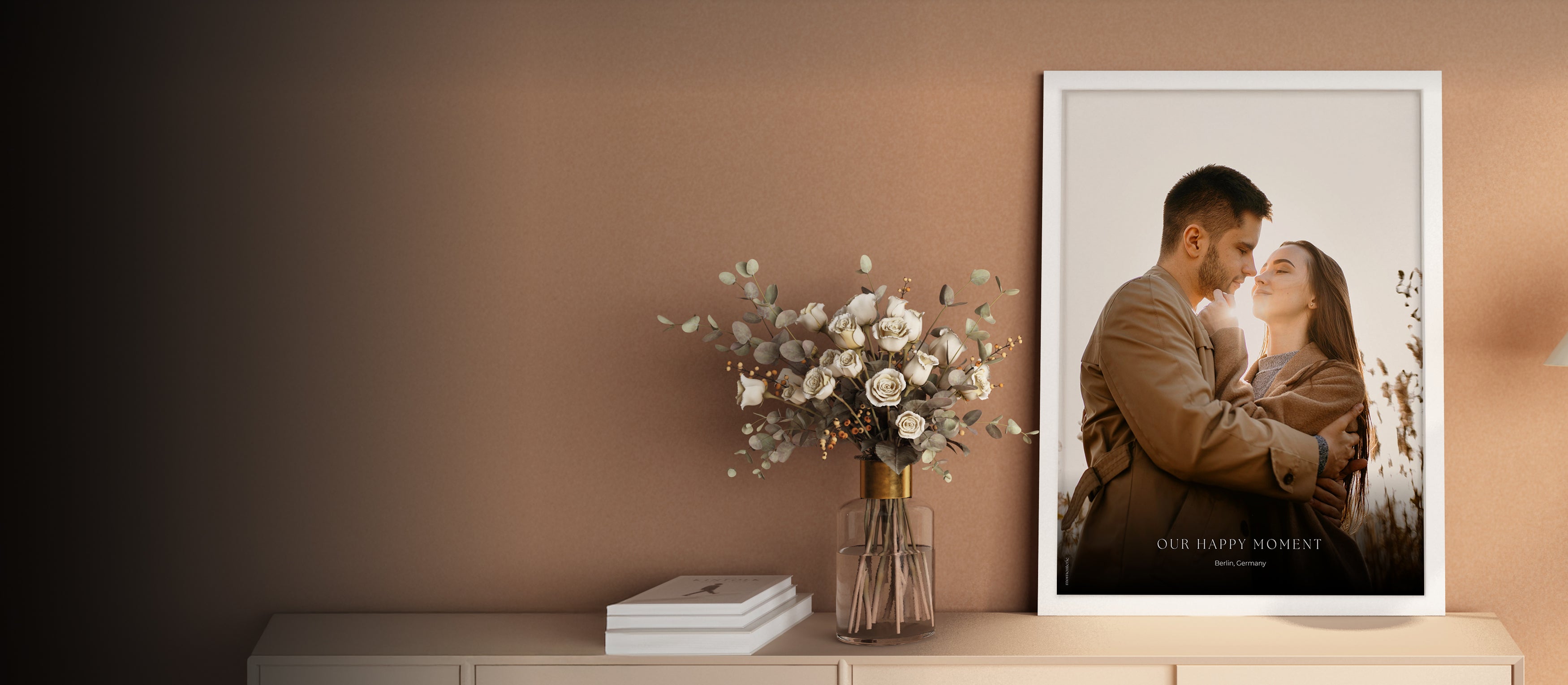 Personalisiertes Fotoposter mit eigenem Bild und Wunschtext – hochwertiger Druck auf Premiumpapier, perfekt als Erinnerung an besondere Momente wie Jahrestag, Verlobung oder Paarshooting.
