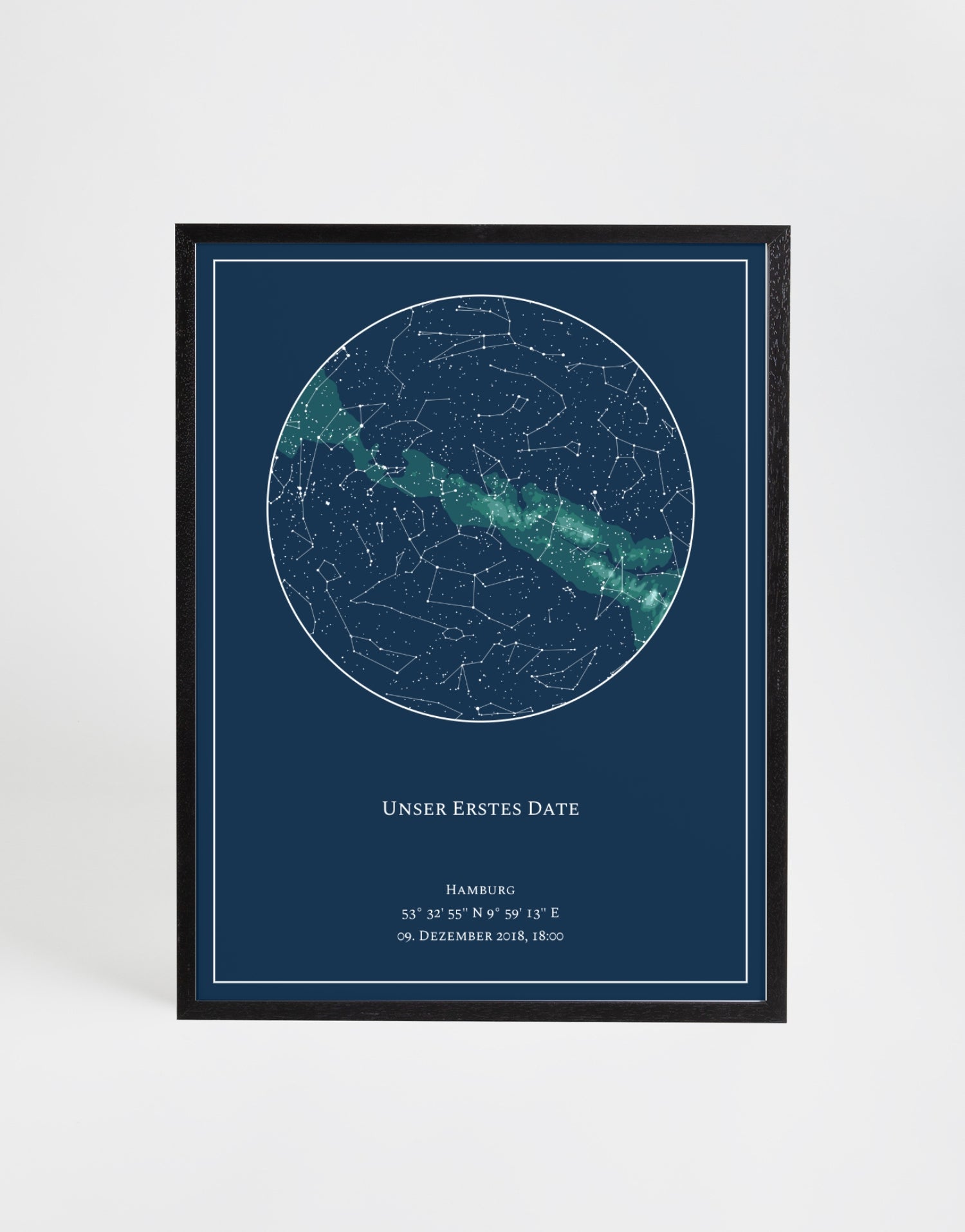 Personalisierte Sternenkarte mit nächtlichem Sternenhimmel in dunklem Blau, individualisiertem Text und Koordinaten, eingerahmt in schlichtem schwarzen Rahmen.