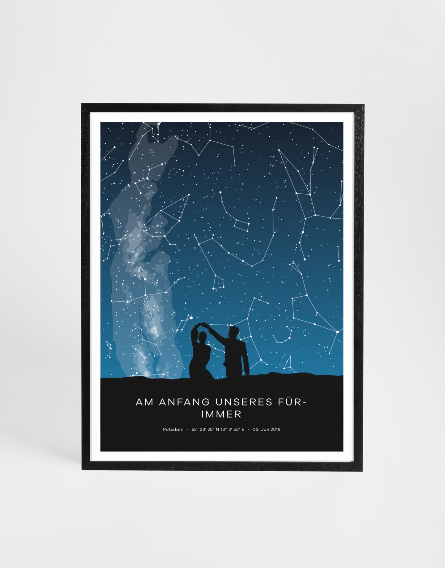 Individuell gestaltbares Sternenbild im Hochformat mit nächtlichem Himmel, sichtbaren Sternbildern und Milchstraße, ergänzt durch eine schwarze Silhouette von zwei tanzenden Personen. Personalisierbar mit Datum, Koordinaten und Wunschtext – als besondere Erinnerung an einen persönlichen Moment unter den Sternen.