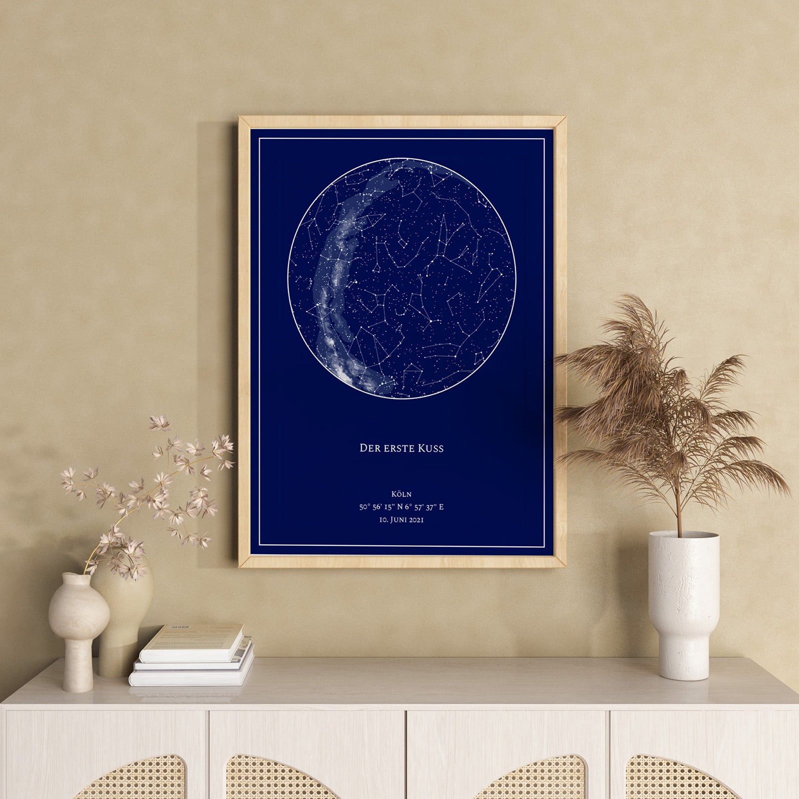 Gerahmte Sternenkarte mit Datum, Uhrzeit und Koordinaten als persönliches Erinnerungsstück für Paare.